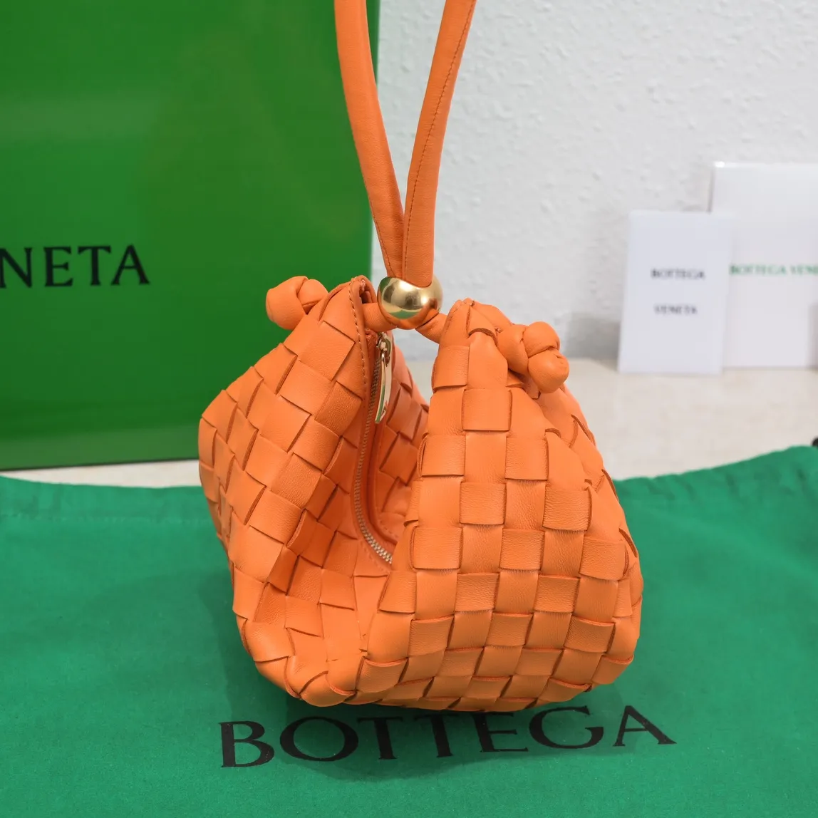 Batch 1220 BV has released new products. The small size TURN #recommended new hot style is still the classic woven logo that we can recognize at a glance. It is really a unique style that is familiar and unfamiliar! Made of sheepskin braiding, with beautiful gold beads on the shoulder straps for free adjustment. You can switch between the shoulder bag and the handbag at will. It has a concave and convex shape anytime and anywhere. It is a practical king with a unique personality. It also has the right color combination that can be sweet or salty. It is full of style. It is a beautiful summer catwalk style. Pull it out quickly. Small size: 29*3*19. Model: 6699-2#
